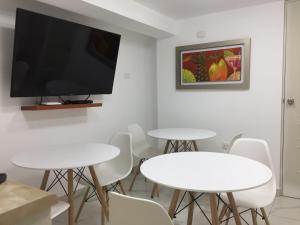 TV a/nebo společenská místnost v ubytování Plaza Mayor Lima