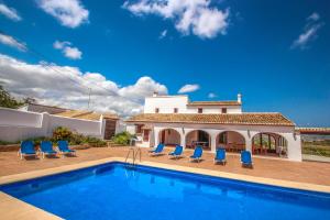 une villa avec une piscine en face d'une maison dans l'établissement Finca Pere - panoramic hillside holiday house in Benissa, à Teulada