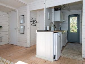 エーベルトフトにある4 person holiday home in Ebeltoftの白いキッチン(カウンター付)