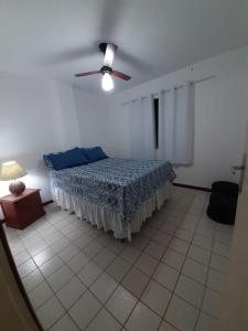 a bedroom with a bed and a ceiling fan at Cabo Frio - Residence in Cabo Frio