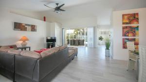een woonkamer met een bank en een tafel bij !NEW! Villa Surfside in Cape Coral