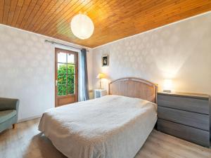 Säng eller sängar i ett rum på Gorgeous Holiday Home in Loubejac with Garden