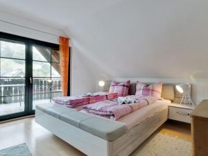 sypialnia z 2 łóżkami i różowymi poduszkami w obiekcie Cosy holiday home in Olsberg with garden w mieście Olsberg