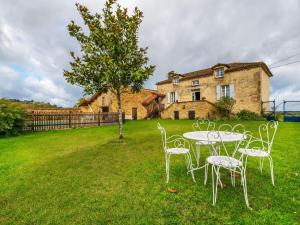 Villefranche-du-PérigordにあるVintage Holiday Home in Loubejac with a Private Poolの家庭のテーブルと椅子