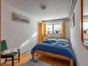 1 dormitorio con 1 cama y 1 silla en Pleasant Apartment in Bad Doberan near the Sea, en Bad Doberan