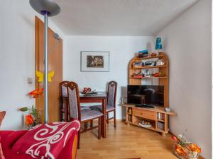 ein Wohnzimmer mit einem Esstisch und einem TV in der Unterkunft Pleasant Apartment in Bad Doberan near the Sea in Bad Doberan
