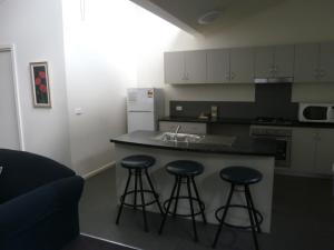 
A kitchen or kitchenette at Sovereign Views Apartments
