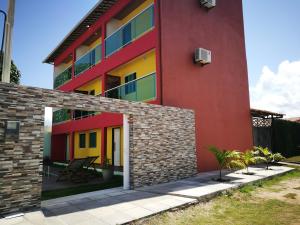 ein farbenfrohes Haus mit Ziegelwand in der Unterkunft Zen Spa Houses in São Miguel dos Milagres