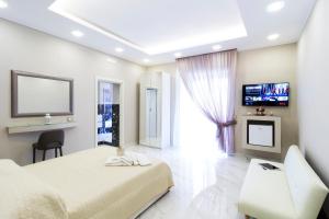 A television and/or entertainment centre at Porto Rooms & Suite