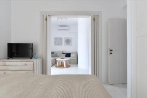 Ένα ή περισσότερα κρεβάτια σε δωμάτιο στο Luxury Paros Villa Villa Calypso Beautiful Serene Sleeps up to 11 Glisidia