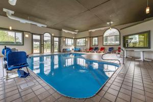 Swimmingpoolen hos eller tæt på Comfort Inn & Suites Butler