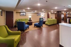 a waiting room with green and blue chairs at Comfort Inn in Oxon Hill
