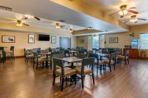 En restaurant eller et spisested på Comfort Inn & Suites Galt - Lodi North