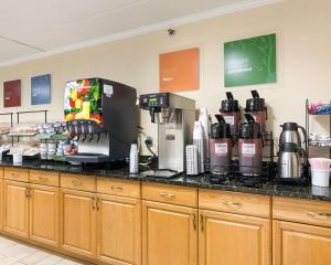 eine Küchentheke mit Kaffeemaschine darauf in der Unterkunft Comfort Inn in Oxon Hill