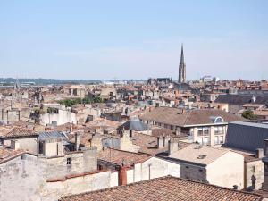 uma vista aérea de uma cidade com telhados em Quality Hotel Bordeaux Centre em Bordéus