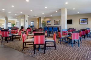 a dining room with tables and chairs in a restaurant at Comfort Suites Helena Airport in Helena