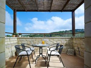d'une terrasse avec une table et des chaises sur un balcon. dans l'établissement Villa Kalipso with Private Pool, à Vederoi