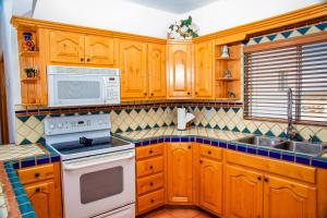 Kuchyňa alebo kuchynka v ubytovaní Casa del Sol by FMI Rentals