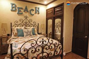 - une chambre avec un lit et un panneau mural dans l'établissement Esmeralda #803 by FMI Rentals, à Puerto Peñasco
