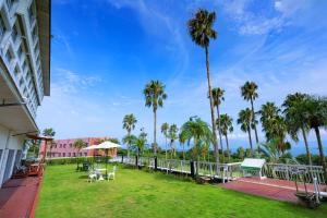 uitzicht vanaf het terras van een resort met palmbomen bij Ibusuki Phoenix Hotel in Ibusuki