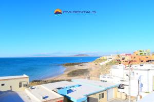 vistas a la playa y a los edificios y al océano en Turtle Studio en Puerto Peñasco