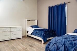 1 Schlafzimmer mit 2 Betten und einem Spiegel in der Unterkunft Casa Bonita in Puerto Peñasco