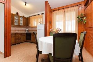 Gallery image of Apartments Zeljko - with garden in Seget Vranjica