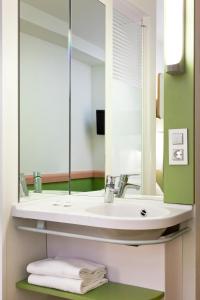 y baño con lavabo y espejo. en Ibis Budget Madrid Getafe, en Getafe