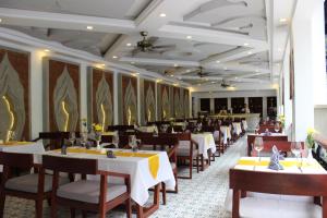 En restaurant eller et andet spisested på Khmer Mansion Residence