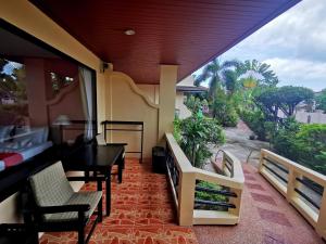 een balkon met een tafel en stoelen en uitzicht bij Aumpai Luxury in Lamai