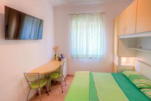 Posteľ alebo postele v izbe v ubytovaní Apartments Luci and Kety