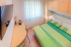 Posteľ alebo postele v izbe v ubytovaní Apartments Luci and Kety