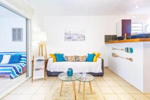 a bedroom with a bed and a table at KotéZen - à 2 pas de la plage de Trois Bassins in La Saline les Bains