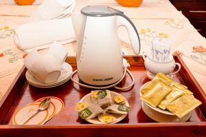 a tray with a blender and dishes on a table at New Kandy Residence in Kandy