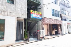 un bâtiment avec un panneau à l'avant dans l'établissement 横浜元町, à Yokohama