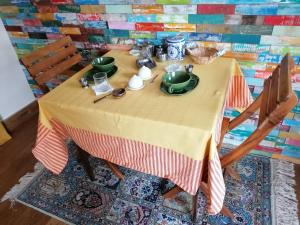 a table with a yellow table cloth on it at Tipergwendiou in Plougonvelin