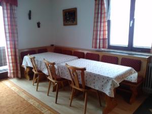 jadalnia z 2 stołami i krzesłami w obiekcie Appartement Hinterleiten w mieście Wagrain