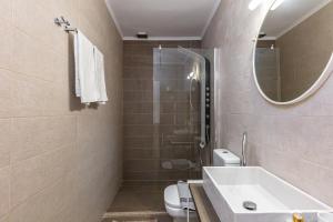 A bathroom at Carya Residence