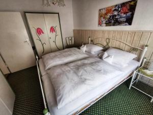 uma cama num quarto com duas almofadas em Ferienwohnungen Frosch em Bischofsgrün