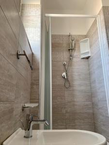 bagno con doccia, lavandino e doccia di La Gariga a Lampedusa