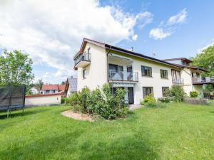 - une vue sur l'extérieur d'une maison avec une cour dans l'établissement Ferienhof Biegger, à Tettnang