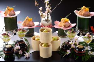una mesa cubierta con diferentes tipos de postres en jarrones en taishoukaku, en Hanno