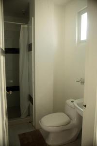 A bathroom at Isla Gecko Resort