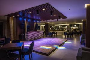 Ein Restaurant oder anderes Speiselokal in der Unterkunft Gouves Waterpark Holiday Resort 
