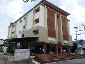 Bangunan di mana terletaknya aparthotel ini