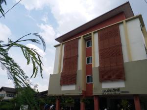 Bangunan di mana terletaknya aparthotel ini