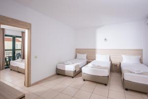 Ein Bett oder Betten in einem Zimmer der Unterkunft Gouves Waterpark Holiday Resort