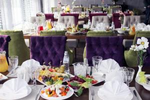 jadalnia z talerzami jedzenia na stole w obiekcie Vozdvizhenskoe Park Hotel w mieście Sierpuchow
