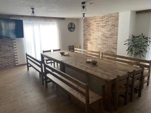 Televízia a/alebo spoločenská miestnosť v ubytovaní Apartmany JA&MA