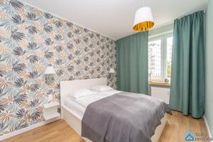 Posteľ alebo postele v izbe v ubytovaní Tradycyjny Apartament 3city w Gdyni z Parkingiem by Noclegi Renters